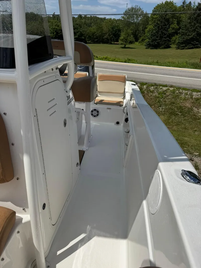 Slide: The Image of NauticStar 231 Hybrid 2024 - 12