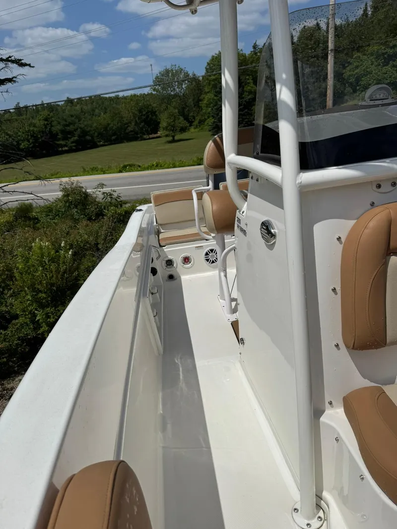 Slide: The Image of NauticStar 231 Hybrid 2024 - 13