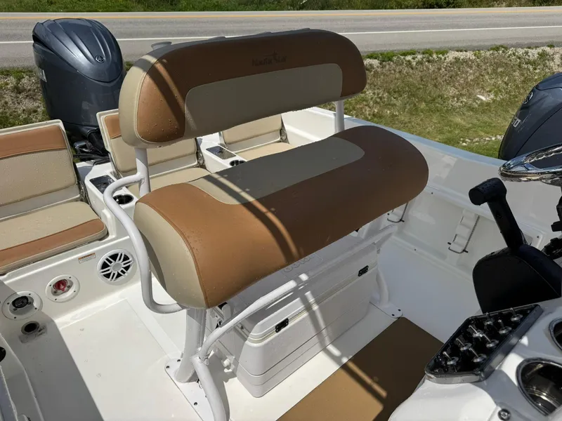 Slide: The Image of NauticStar 231 Hybrid 2024 - 14
