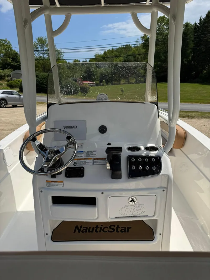 Slide: The Image of NauticStar 231 Hybrid 2024 - 15