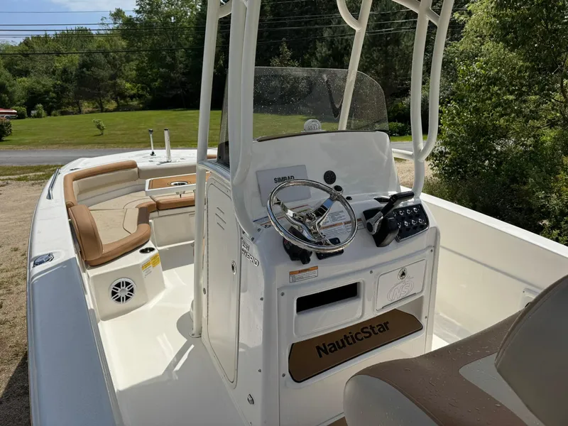 Slide: The Image of NauticStar 231 Hybrid 2024 - 16