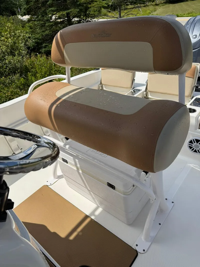 Slide: The Image of NauticStar 231 Hybrid 2024 - 18