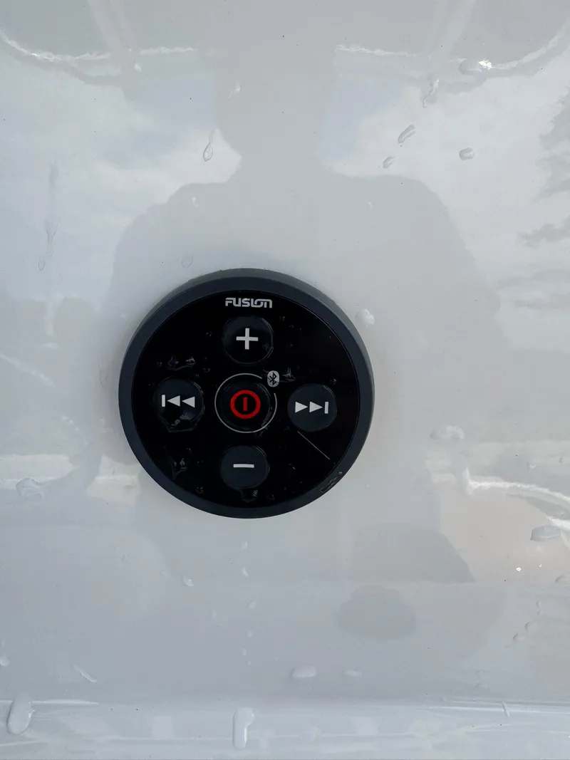 Slide: The Image of NauticStar 231 Hybrid 2024 - 22