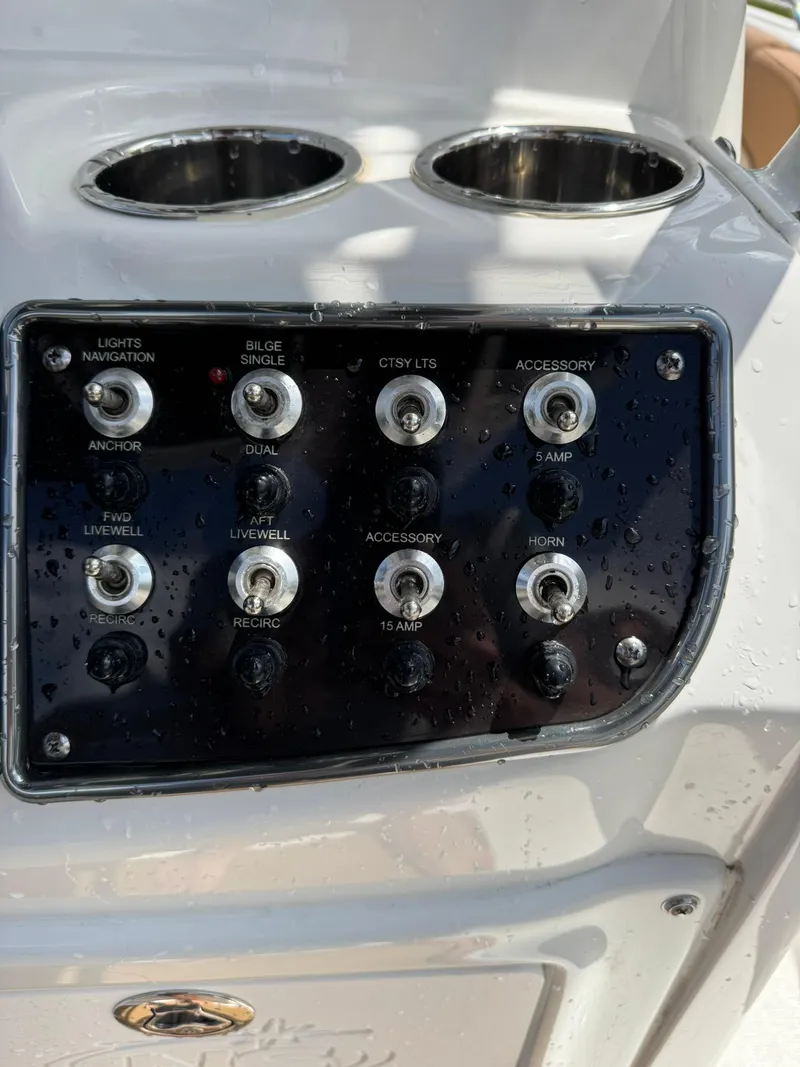 Slide: The Image of NauticStar 231 Hybrid 2024 - 23