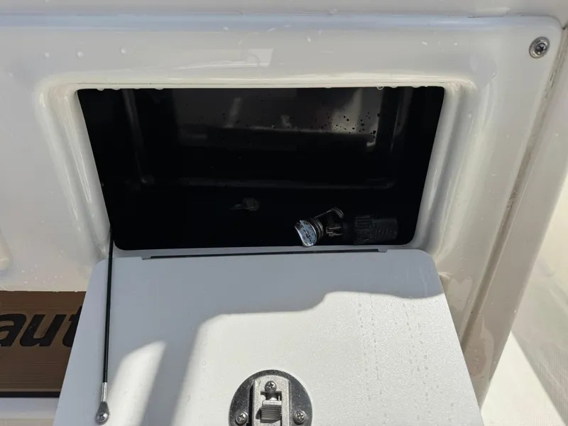 Slide: The Image of NauticStar 231 Hybrid 2024 - 24