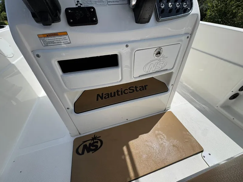 Slide: The Image of NauticStar 231 Hybrid 2024 - 27