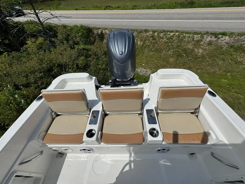Slide: The Image of NauticStar 231 Hybrid 2024 - 30