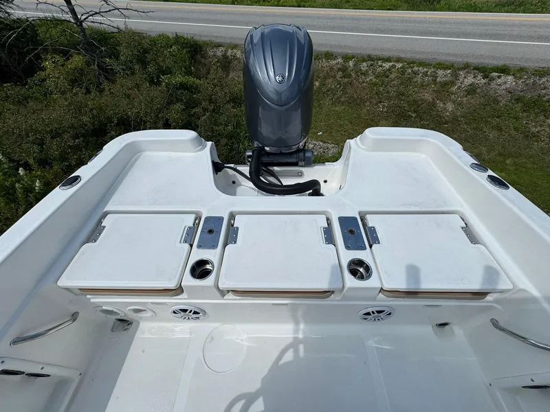 Slide: The Image of NauticStar 231 Hybrid 2024 - 31