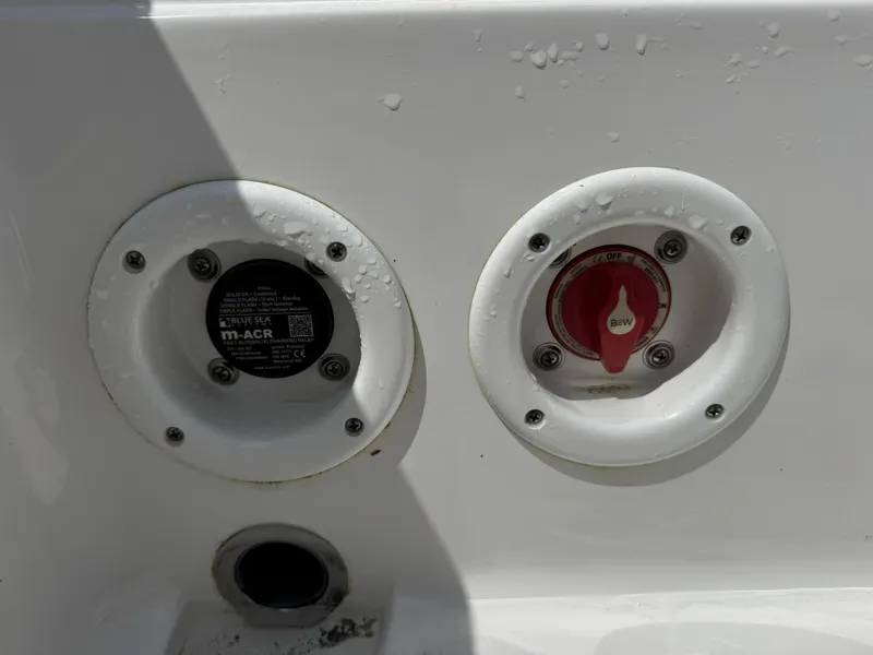Slide: The Image of NauticStar 231 Hybrid 2024 - 32