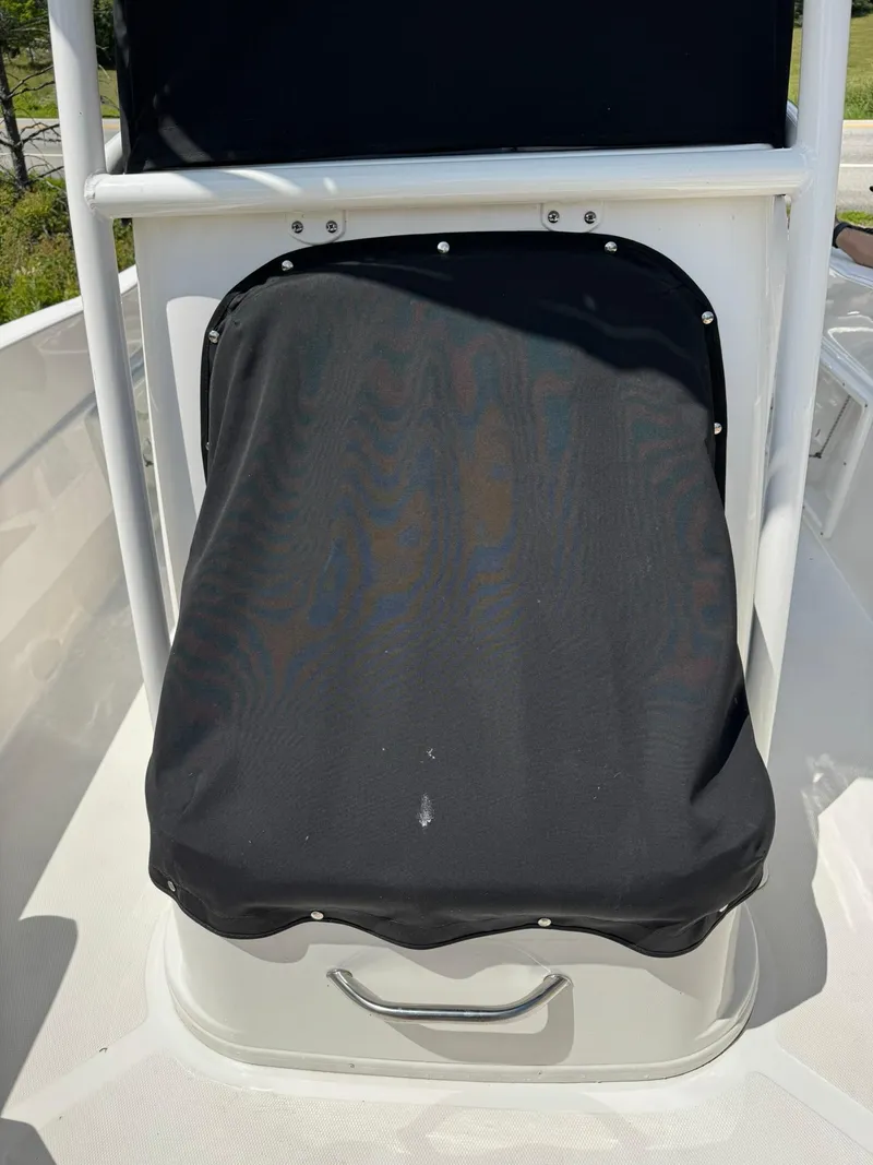 Slide: The Image of NauticStar 231 Hybrid 2024 - 35