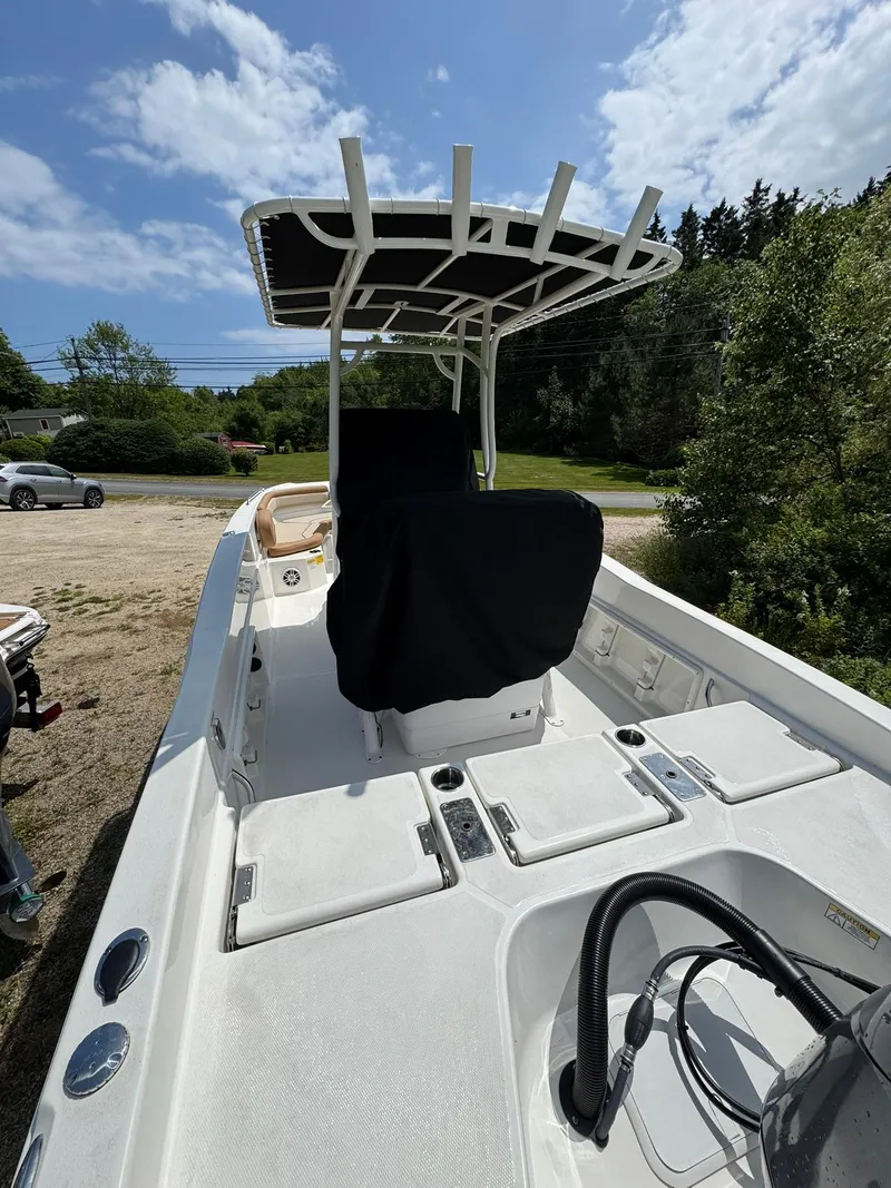 Slide: The Image of NauticStar 231 Hybrid 2024 - 39