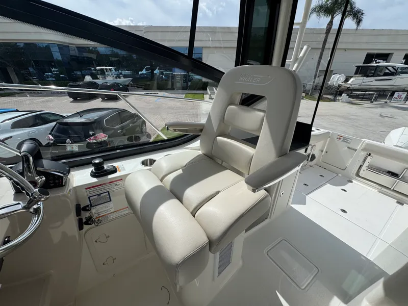 Slide: The Image of Boston Whaler 325 CONQUEST 2026 - 39