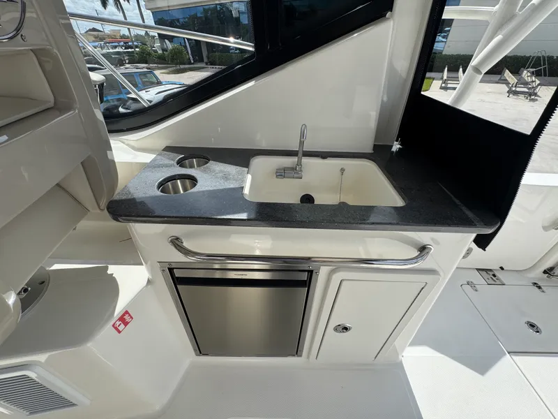 Slide: The Image of Boston Whaler 325 CONQUEST 2026 - 40
