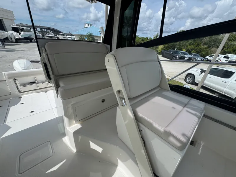 Slide: The Image of Boston Whaler 325 CONQUEST 2026 - 28