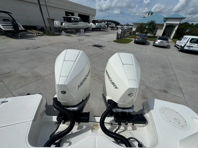 Slide: The Image of Boston Whaler 325 CONQUEST 2026 - 19