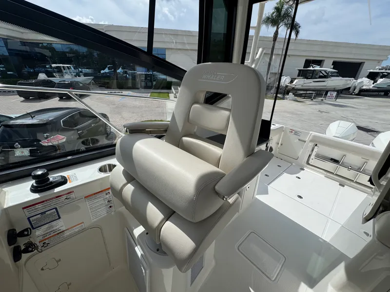 Slide: The Image of Boston Whaler 325 CONQUEST 2026 - 38