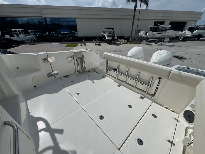 Slide: The Image of Boston Whaler 325 CONQUEST 2026 - 24