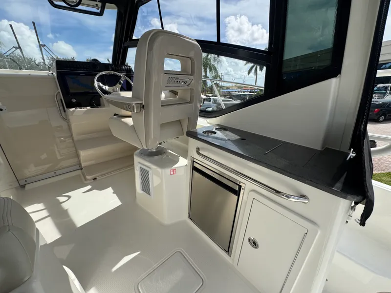 Slide: The Image of Boston Whaler 325 CONQUEST 2026 - 41