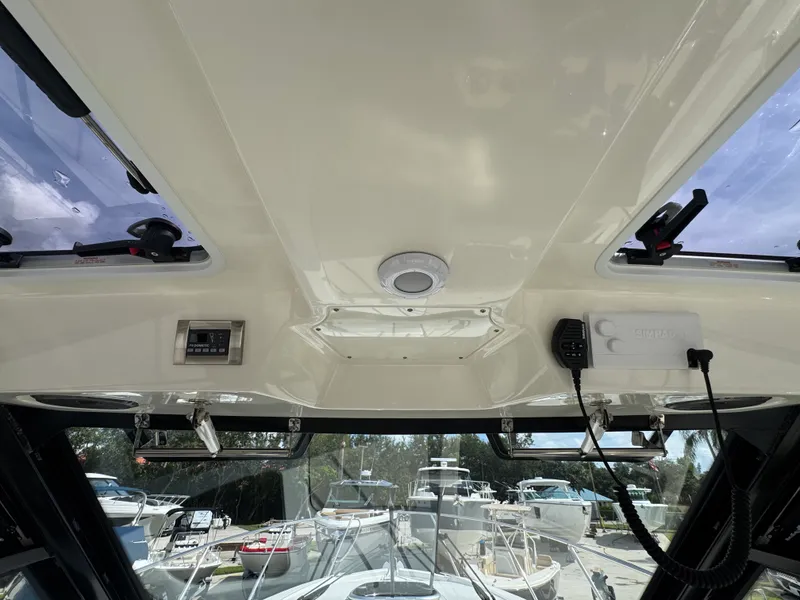 Slide: The Image of Boston Whaler 325 CONQUEST 2026 - 43