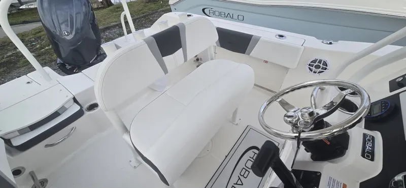 Slide: The Image of Robalo R200 2026 - 10