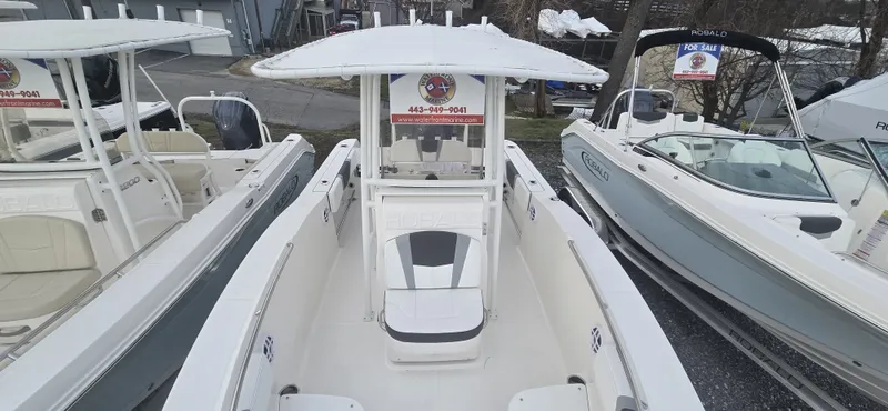 Slide: The Image of Robalo R200 2026 - 12