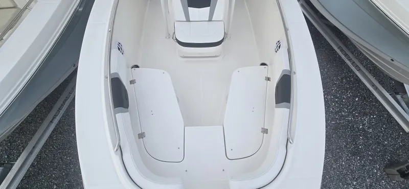 Slide: The Image of Robalo R200 2026 - 13