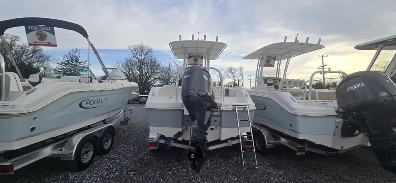 Slide: The Image of Robalo R200 2026 - 1