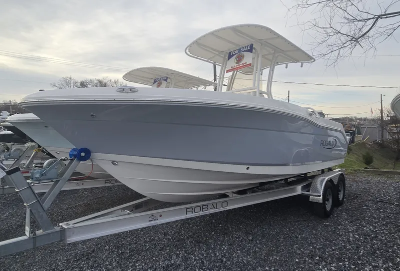 Slide: The Image of Robalo R200 2026 - 3