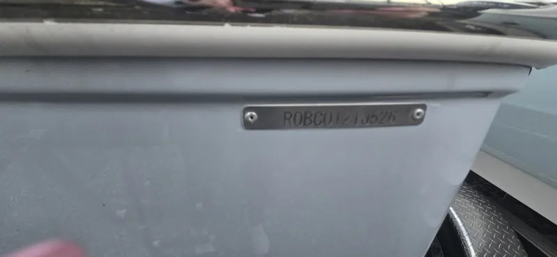 Slide: The Image of Robalo R200 2026 - 2