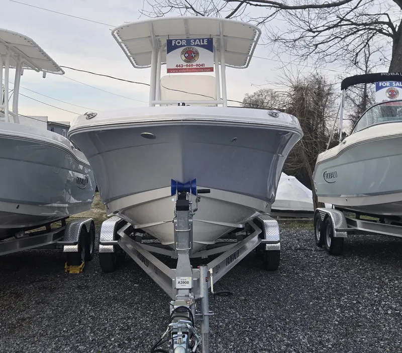 Slide: The Image of Robalo R200 2026 - 4