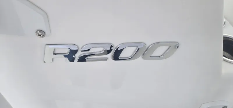 Slide: The Image of Robalo R200 2026 - 23