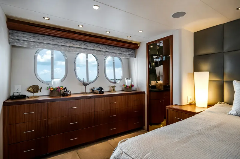 Slide: The Image of Hatteras Yachts Hatteras 80 2008 - 32