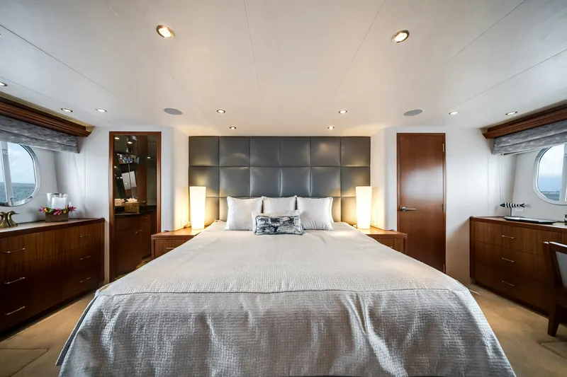 Slide: The Image of Hatteras Yachts Hatteras 80 2008 - 30