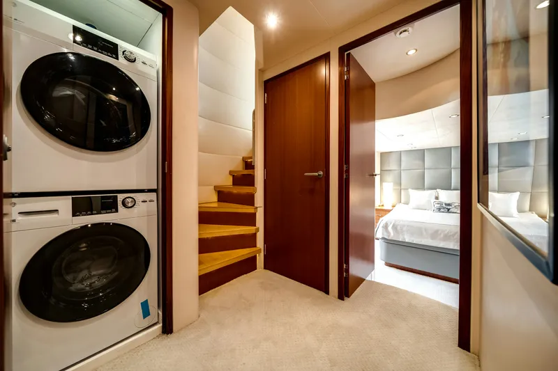 Slide: The Image of Hatteras Yachts Hatteras 80 2008 - 28