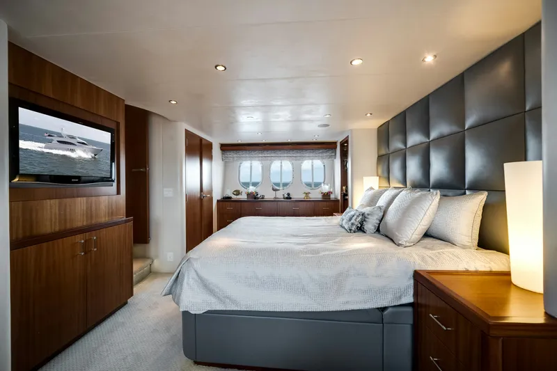 Slide: The Image of Hatteras Yachts Hatteras 80 2008 - 33