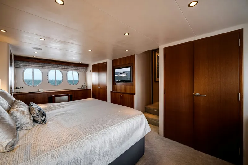 Slide: The Image of Hatteras Yachts Hatteras 80 2008 - 34