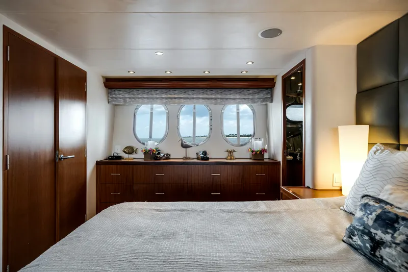 Slide: The Image of Hatteras Yachts Hatteras 80 2008 - 31