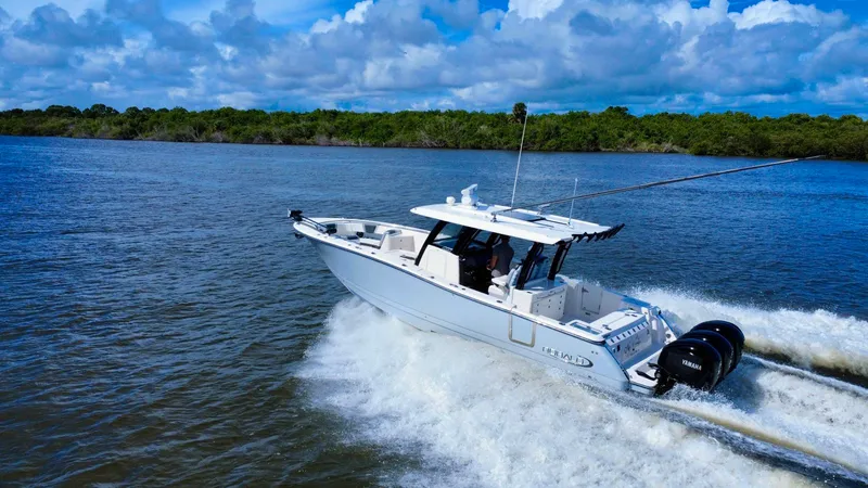 Slide: The Image of Robalo R360 2022 - 10