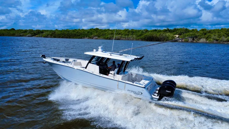 Slide: The Image of Robalo R360 2022 - 12