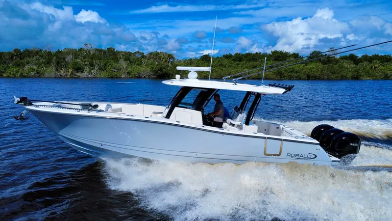 Slide: The Image of Robalo R360 2022 - 13