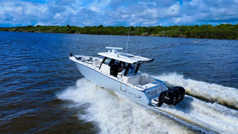 Slide: The Image of Robalo R360 2022 - 14