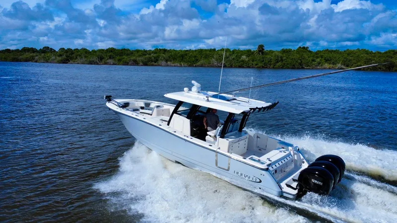 Slide: The Image of Robalo R360 2022 - 15