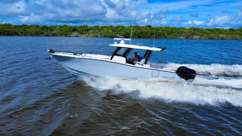 Slide: The Image of Robalo R360 2022 - 16