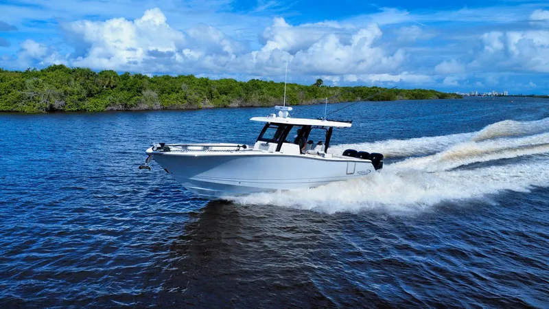 Slide: The Image of Robalo R360 2022 - 17