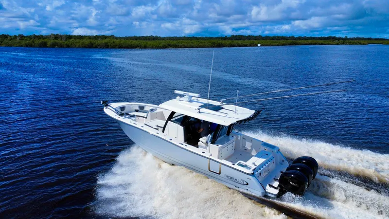 Slide: The Image of Robalo R360 2022 - 18
