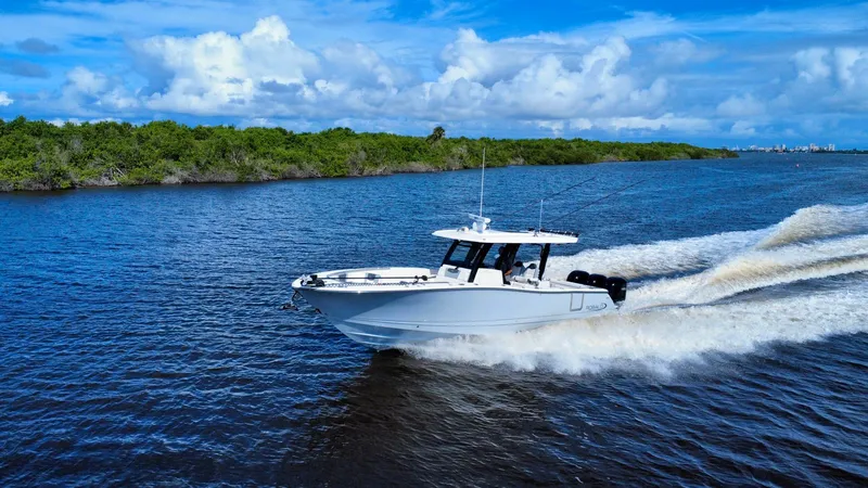 Slide: The Image of Robalo R360 2022 - 19