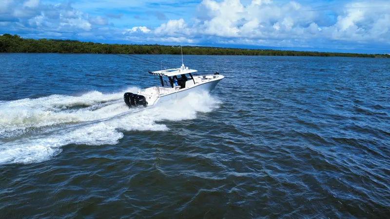 Slide: The Image of Robalo R360 2022 - 2