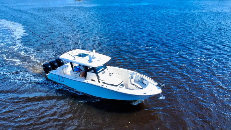 Slide: The Image of Robalo R360 2022 - 20