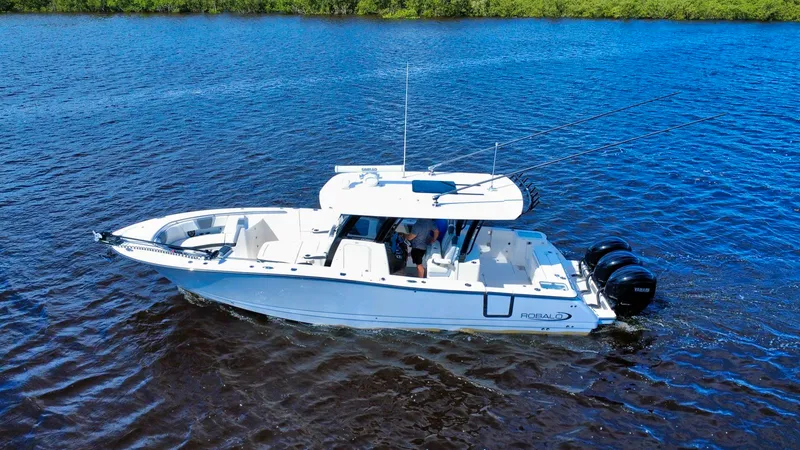 Slide: The Image of Robalo R360 2022 - 25