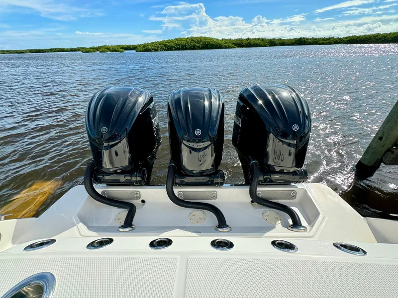 Slide: The Image of Robalo R360 2022 - 27